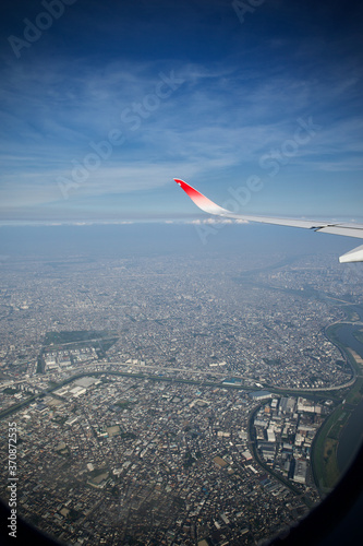 飛行機の窓から見下ろす大都市