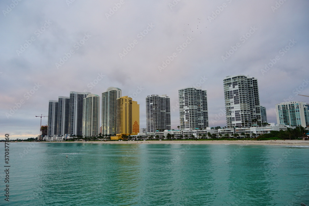 Fototapeta premium Miami downtown and beach at sun set 