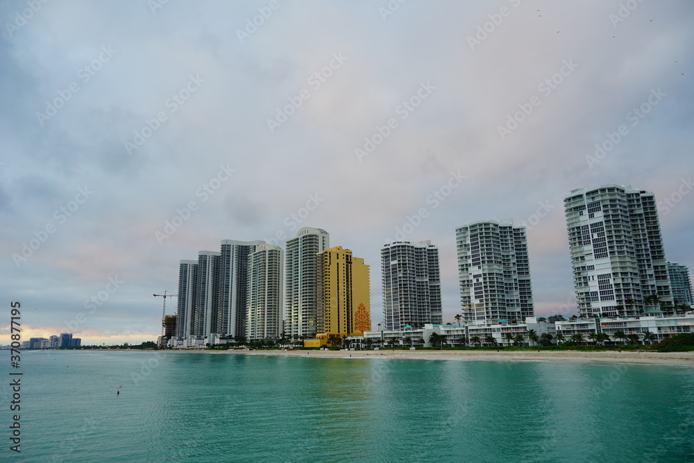 Fototapeta premium Miami north beach at sun rise 