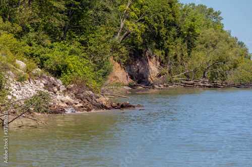 Erosion of the shores of Lake Michigan at elevated lake water levels © Denny