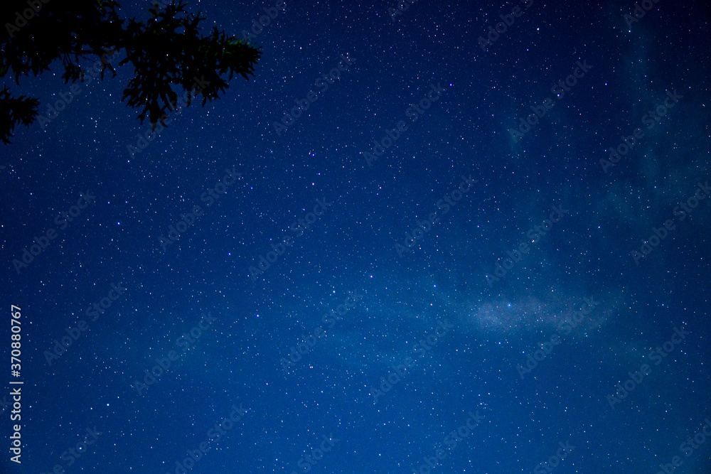 夏の上高地で夜の景色を撮影した山からの星空 夏の上高地で夜の景色を撮影した山からの星空