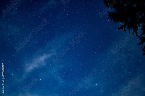 夏の上高地で夜の景色を撮影した山からの星空