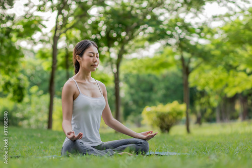 Healthy women doing yoga in the moring at the park . concept healthy and outdoor activity. photo