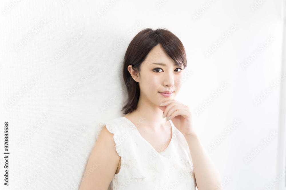 見つめる女性 白壁 見つめる女性 白壁