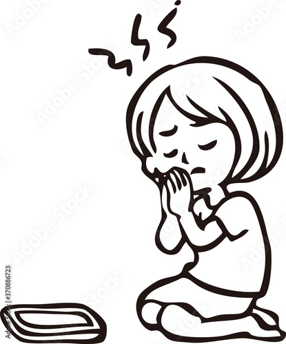 当選をスマートフォンに願う女性