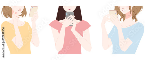スマホを見る女性たち
