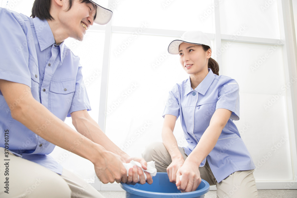 Obraz premium 雑巾を絞る清掃員