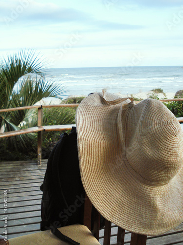 Obraz na płótnie Woman's straw hat and sea in the background in Praia do Rosa, Florianopolis, Brazil w salonie