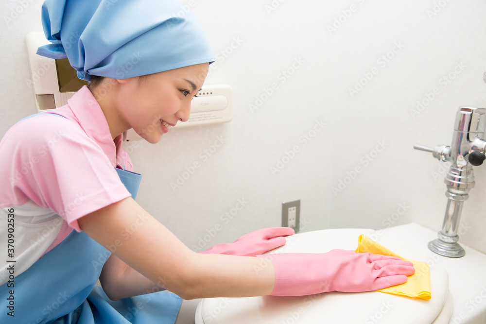 トイレを掃除する清掃員の女性 Stock Photo Adobe Stock
