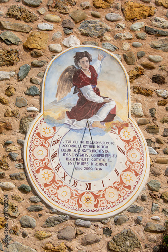 Cadran solaire de la chapelle des Pénitents, à Upaix, village perché de la vallée du Buëch, Hautes-Alpes, France. photo