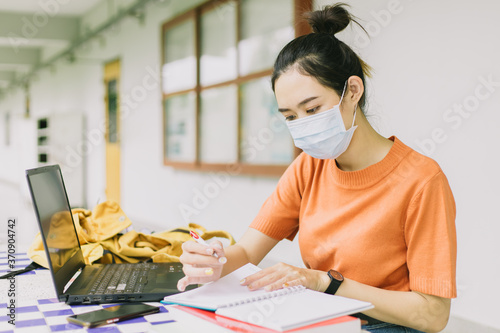 Obraz na plátně Social distancing self isolation education concept, Asian University teen girl s