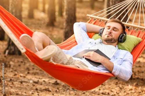 Young man listening to musi...