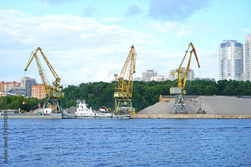 Crane operation at the shipbuilding