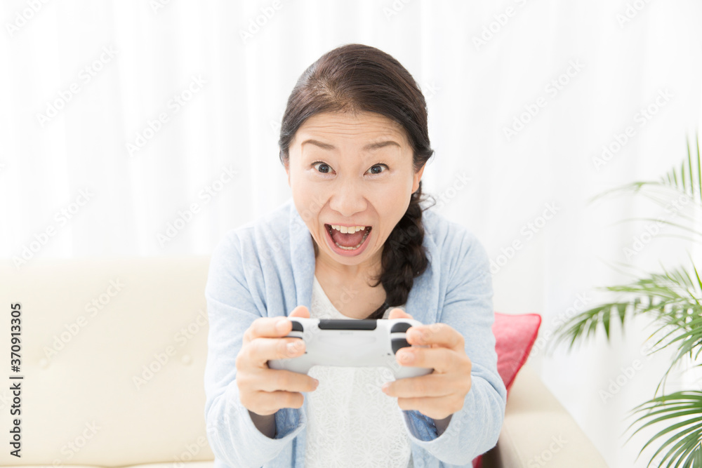 ゲームをする女性 ゲームをする女性