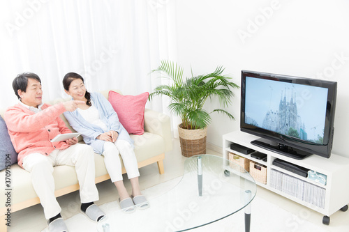 テレビを見る中年夫婦 photo