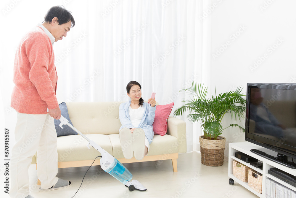 Obraz premium 掃除をする夫