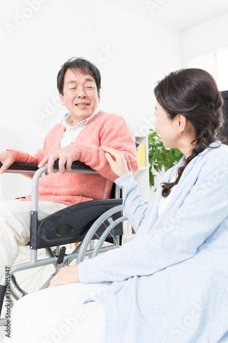 車椅子の夫と妻