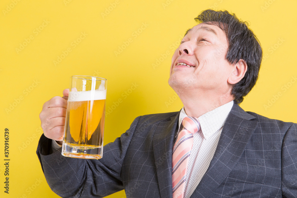 ビールを飲むビジネスマン