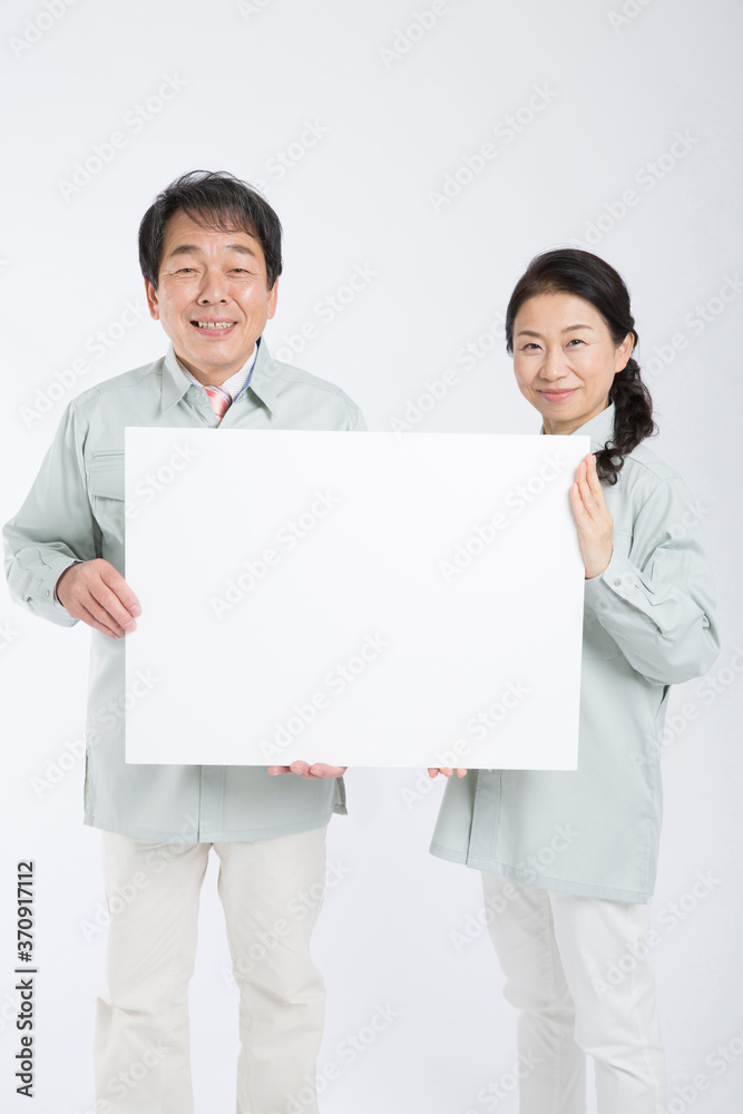 メッセージボードを持つ男女