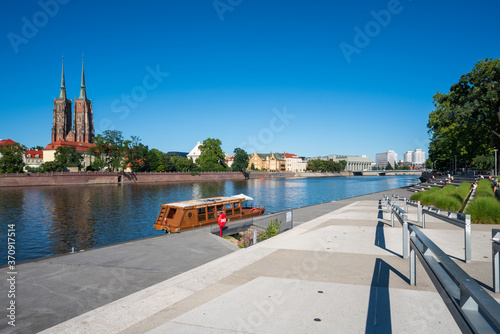Fototapeta Wroclaw, Poland 04 August 2020; Summer riverscape view in Wroclaw city on the Oder