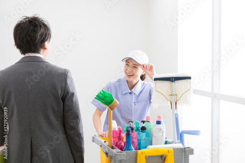 Fotografie 挨拶をする女性清掃員