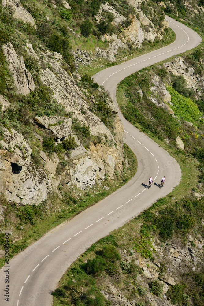 ciclistas en la carretera de Sant Pere de Rodes, Parque Natural del cabo de Creus, Girona, Catalunya, Spain