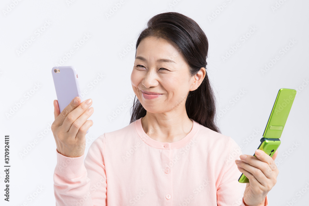 スマホとガラケーを持つ女性 スマホとガラケーを持つ女性