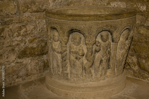 pila bautismal del siglo XII,iglesia romanica,de San Martín de Tours,consagrada en 1156, San Martin de Unx,comunidad foral de Navarra, Spain