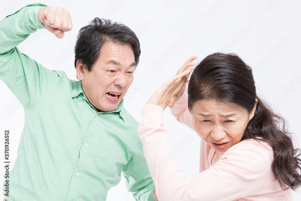 妻を殴る夫 妻を殴る夫