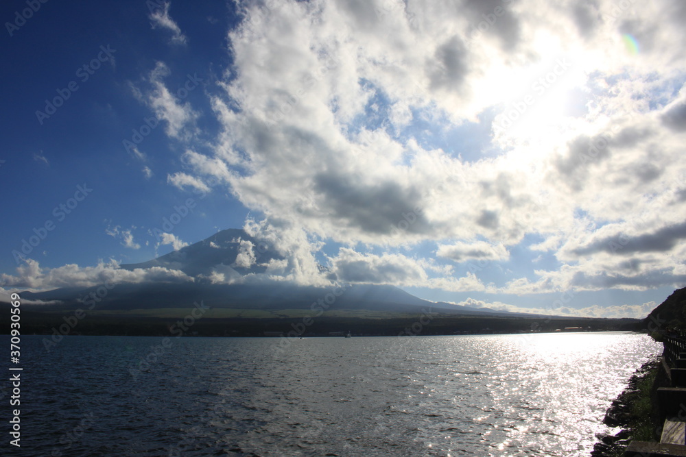 Obraz premium Mt.Fuji from Lake Yamanaka in Yamanashi, JAPAN 山中湖からの富士山、山梨県、日本
