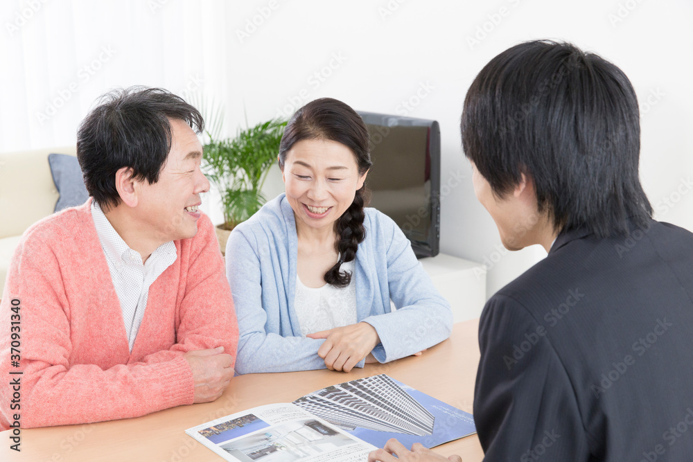 Fototapeta premium 物件の紹介するビジネスマン