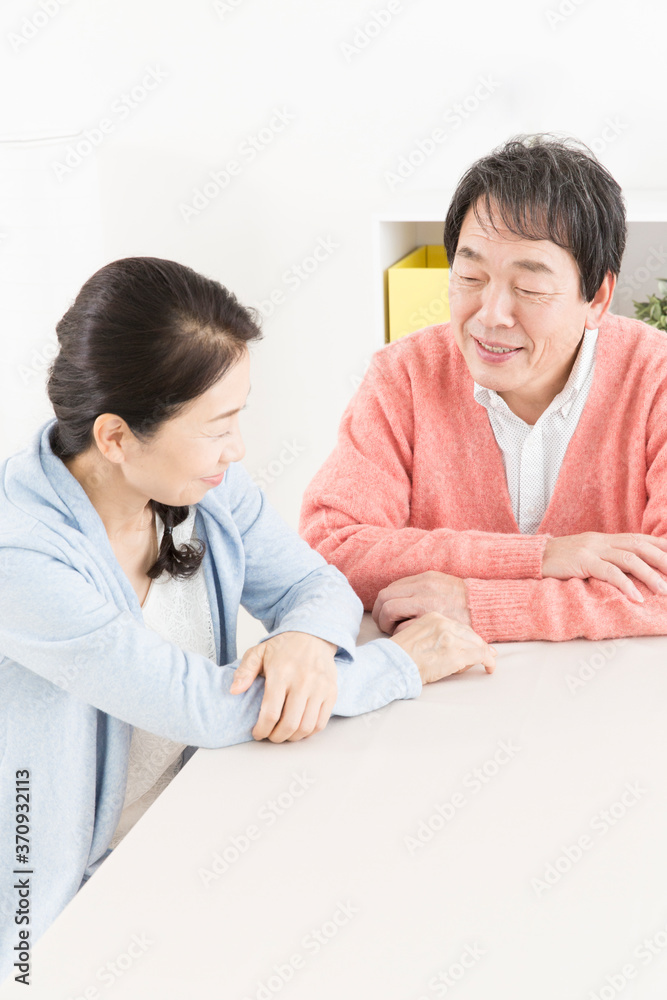 会話する夫婦