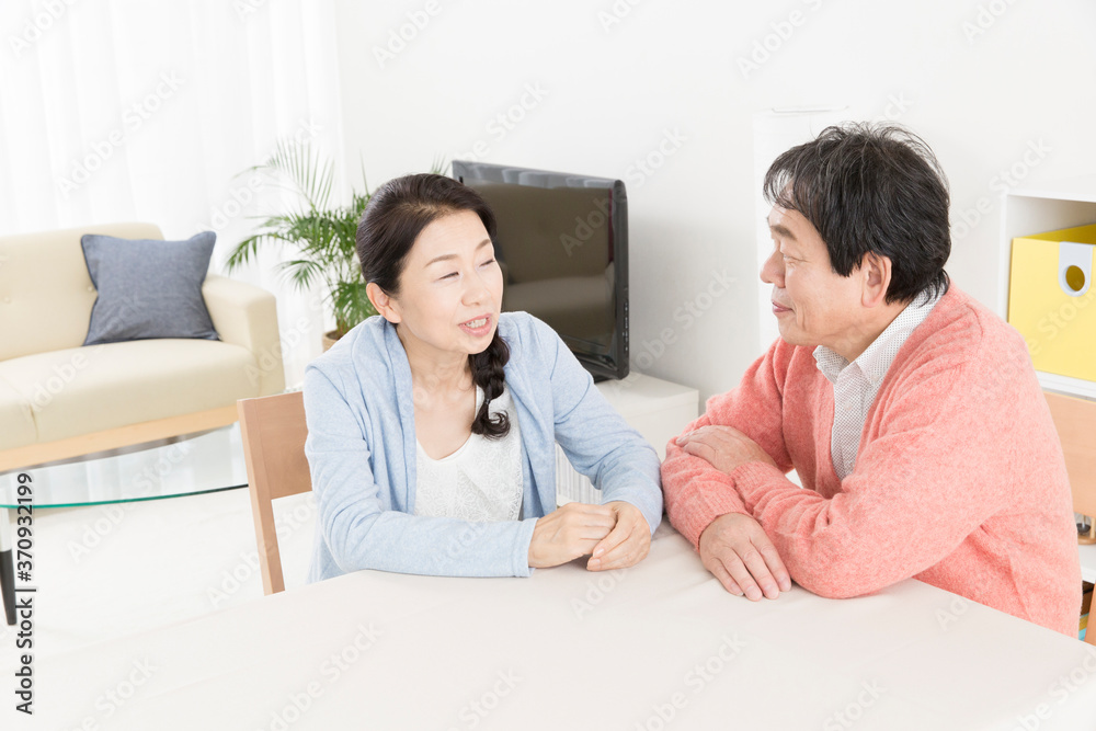 Fototapeta premium 会話する夫婦