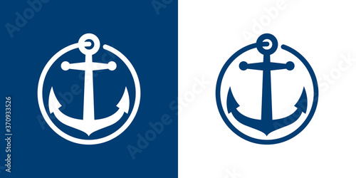 Logotipo estilo nautical. Icono plano ancla en círculo lineal como cuerda en fondo azul marino y blanco