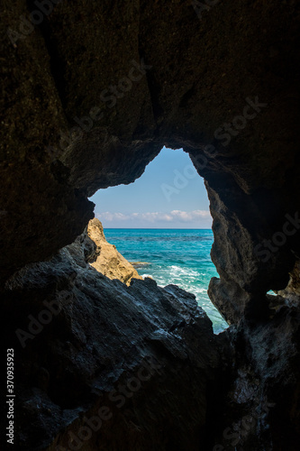 szczelina w jaskinia plaży w Tropea