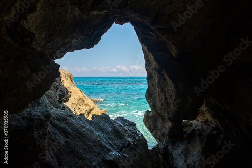 widok z okna w jaskini na przepiękny kolor wody