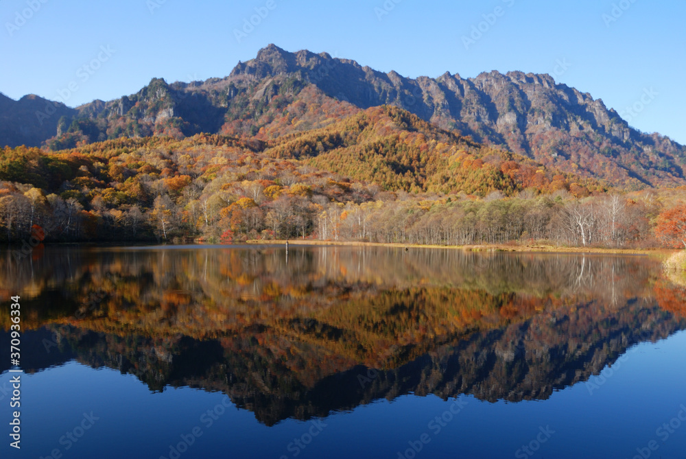 Naklejka premium the 'Kagami-ike' lake in autumn Togakushi @Shinshu.Nagano / 戸隠高原 鏡池の紅葉と晴天 @信州長野