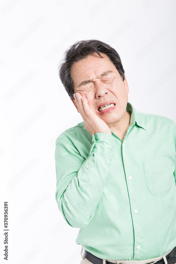 歯が痛む男性