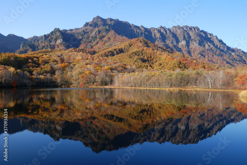 the 'Kagami-ike' lake in autumn Togakushi @Shinshu.Nagano / 戸隠高原 鏡池の紅葉と晴天 @信州長野