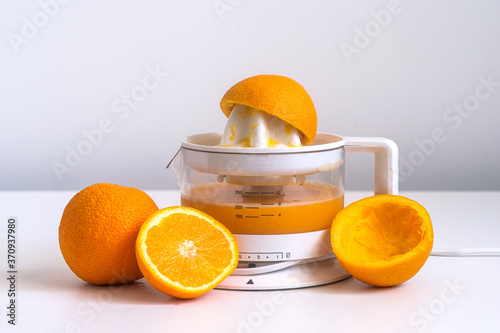 Cuadro en lienzo juicer and oranges on a white background