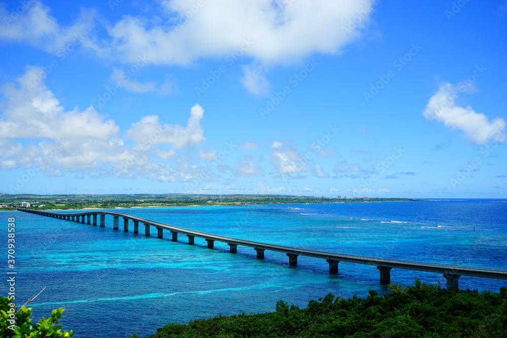 2020年8月、来間大橋と青い海、青い空。日本、沖縄。