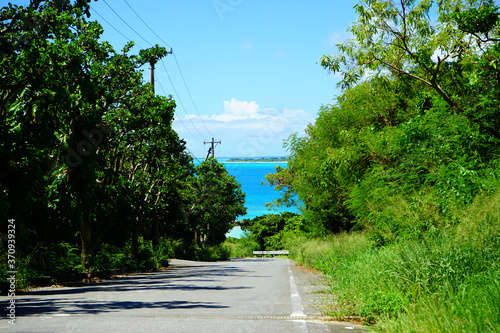 2020年8月、来間島の道路と青い海。沖縄県、日本。