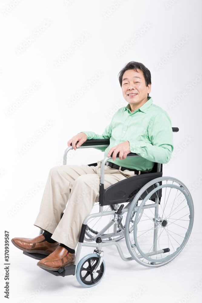 車椅子の男性