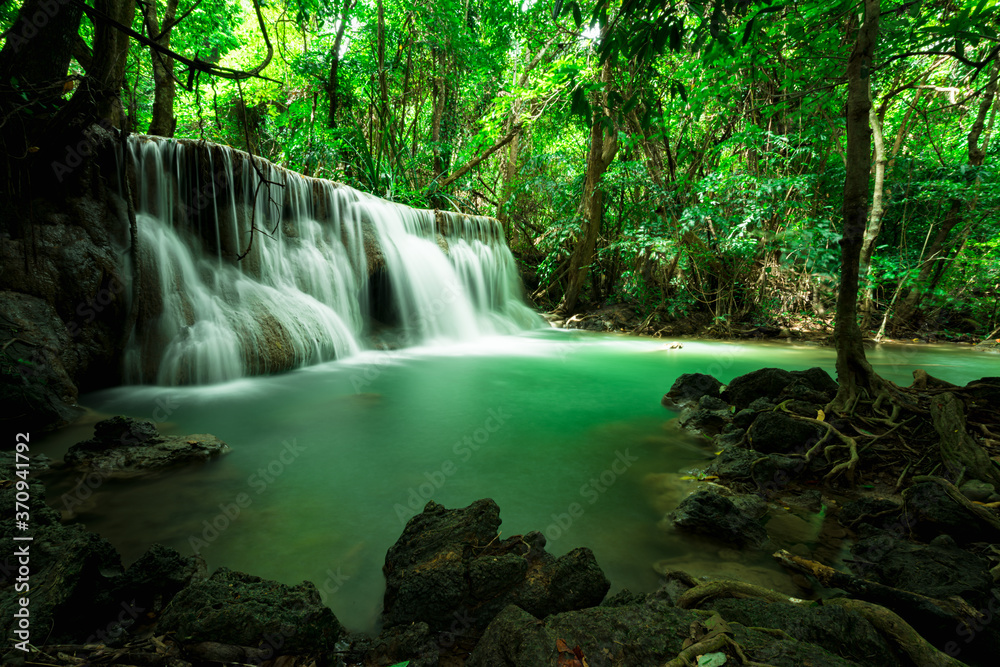 Obraz premium Landscape of Huai Mae Khamin Waterfall in National Park, Kanchanaburi, Thailand