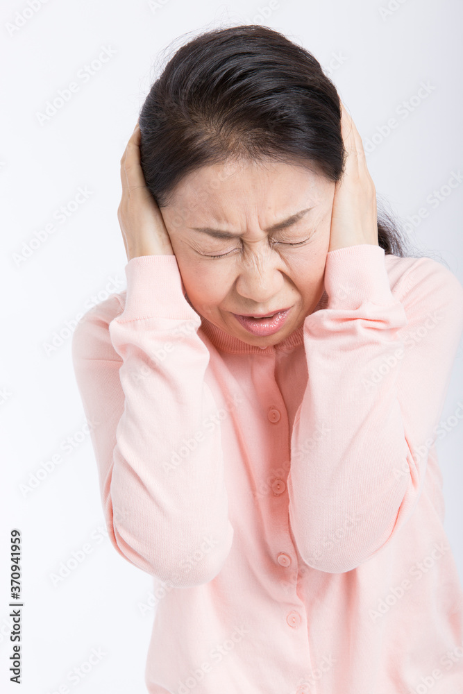 頭を抱える女性