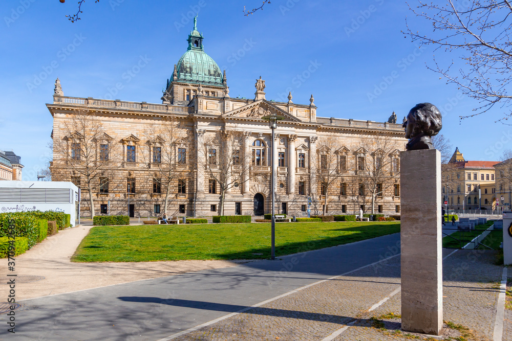 Bundesverwaltungsgericht in Leipzig mit Mendelssohn-Denkmal 