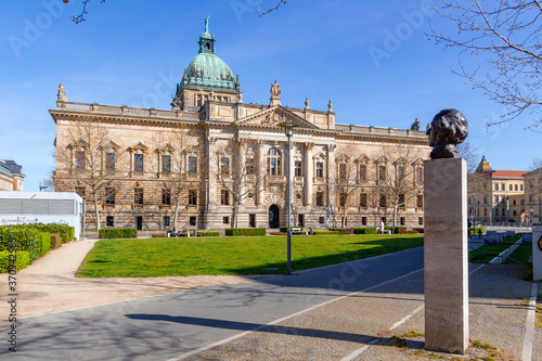 Obraz na płótnie Bundesverwaltungsgericht in Leipzig mit Mendelssohn-Denkmal w salonie