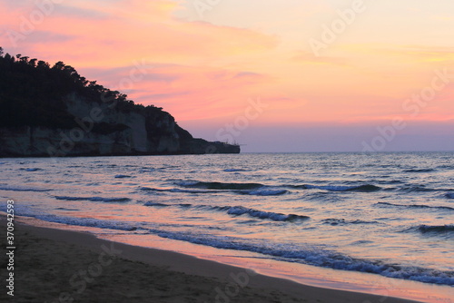 Peschici : veduta con trabucco al tramonto