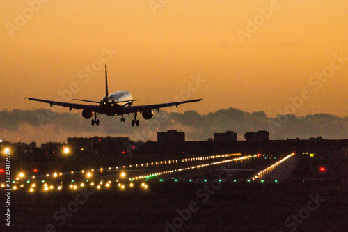 avion aterrizando en el aeropuerto de Palma, mallorca, balearic islands, Spain