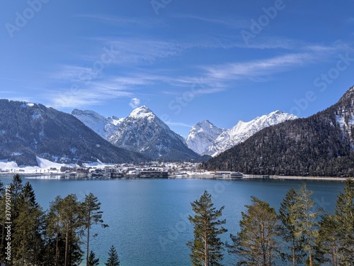 Achensee mit Blick auf Pertisau, Tirol © skmjdigital